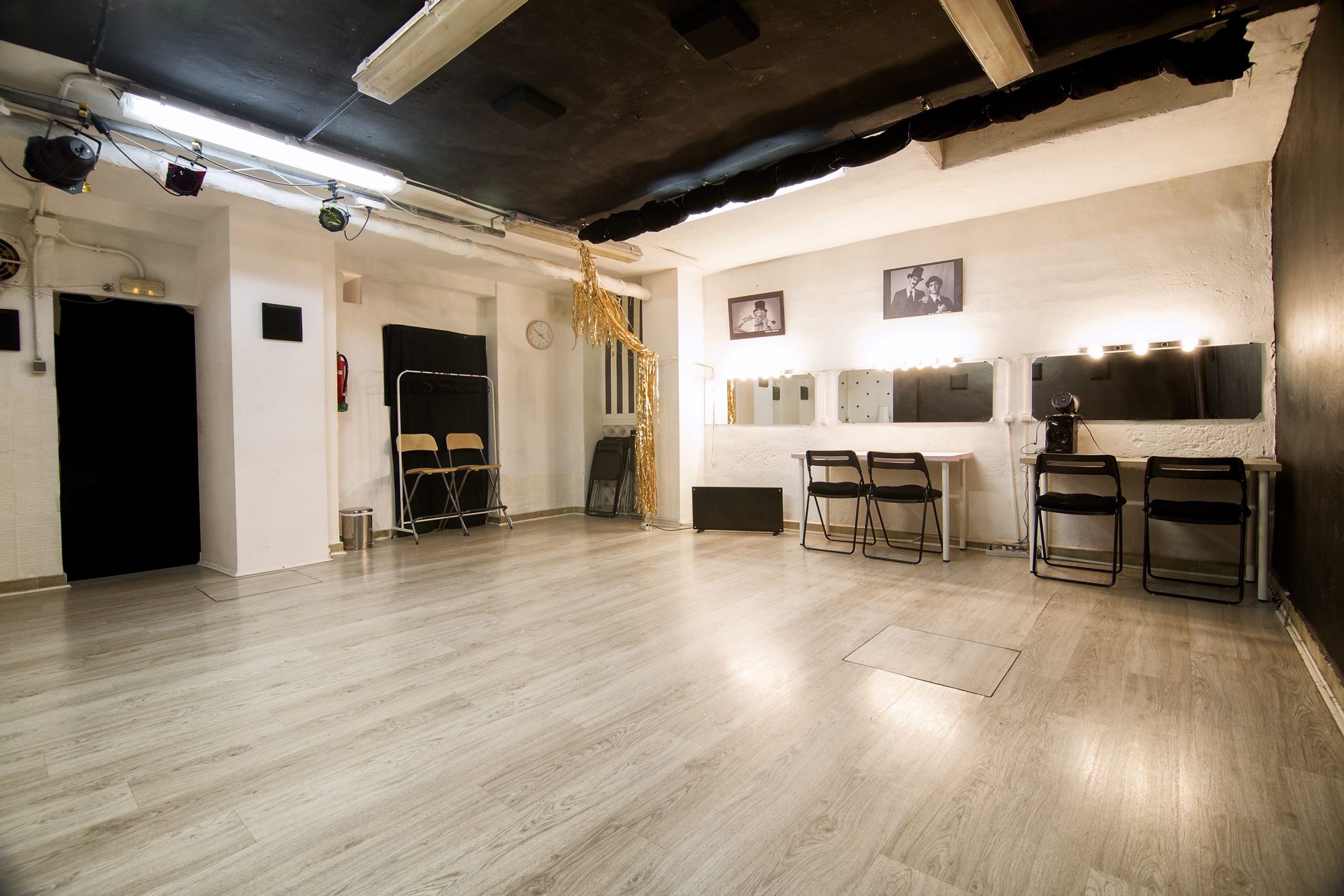 Sala de ensayo equipada en Teatro Komodia
